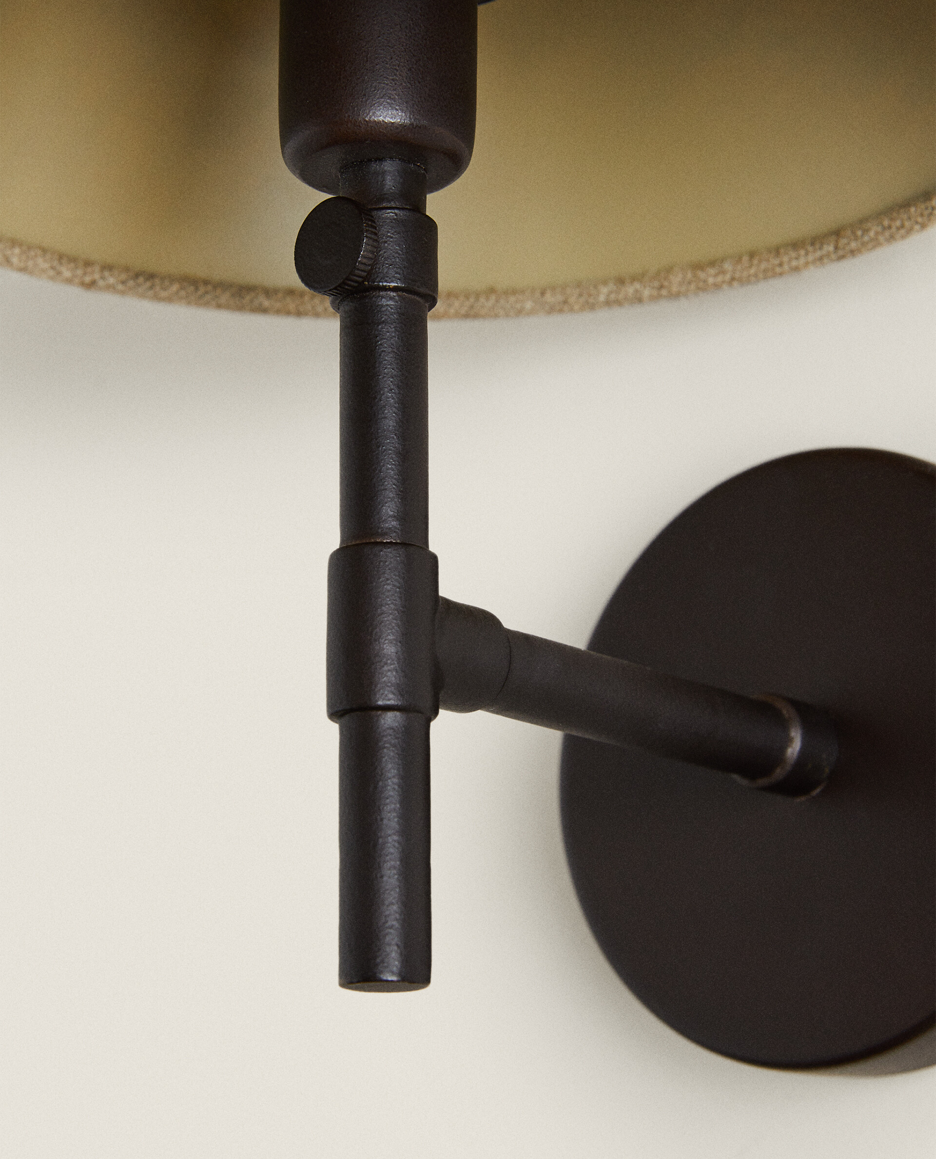 چراغ دیواری با آباژور کتانی برند زارا چراغ دیواری با آباژور کتانی برند زارا