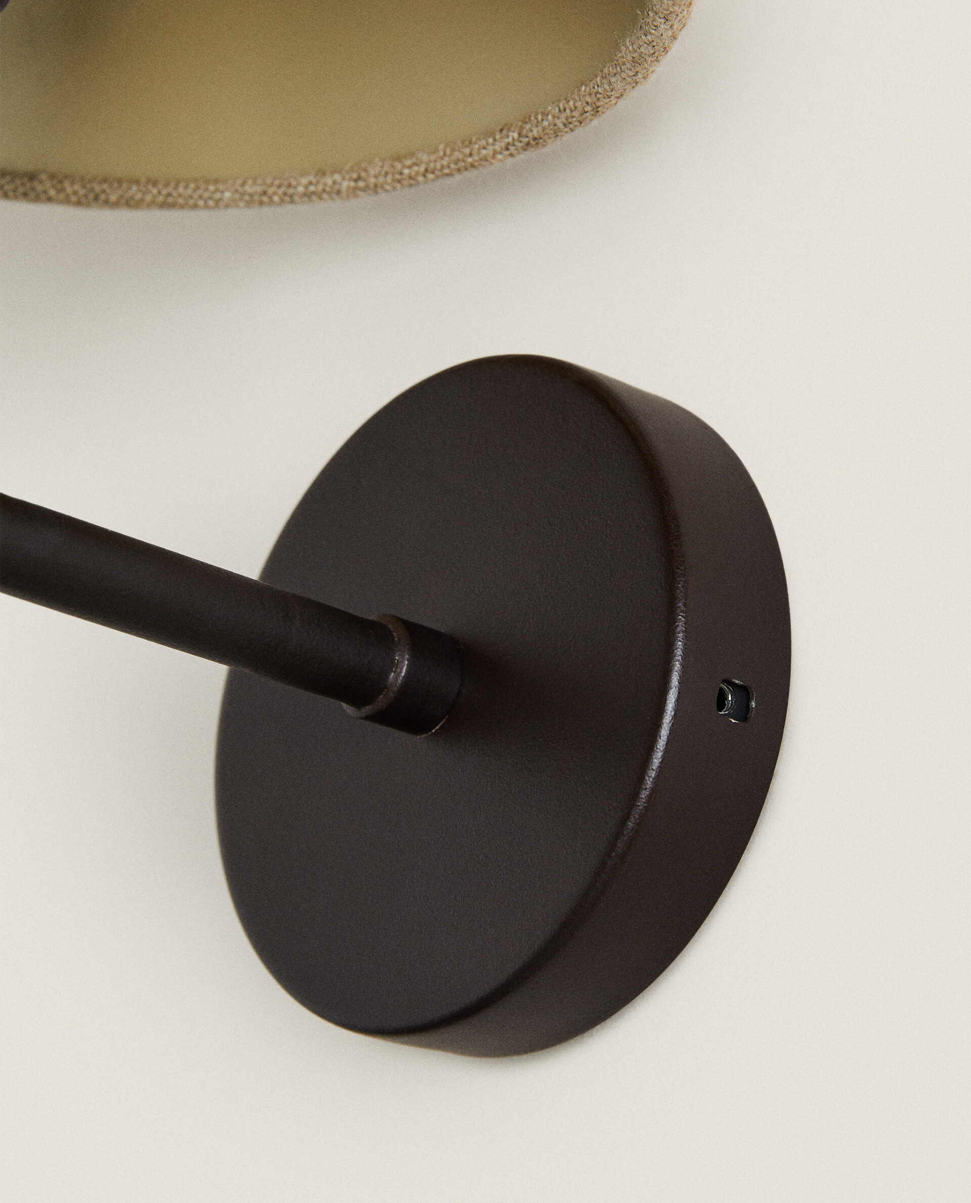 چراغ دیواری با آباژور کتانی برند زارا چراغ دیواری با آباژور کتانی برند زارا