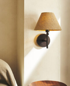 چراغ دیواری با آباژور کتانی برند زارا چراغ دیواری با آباژور کتانی برند زارا