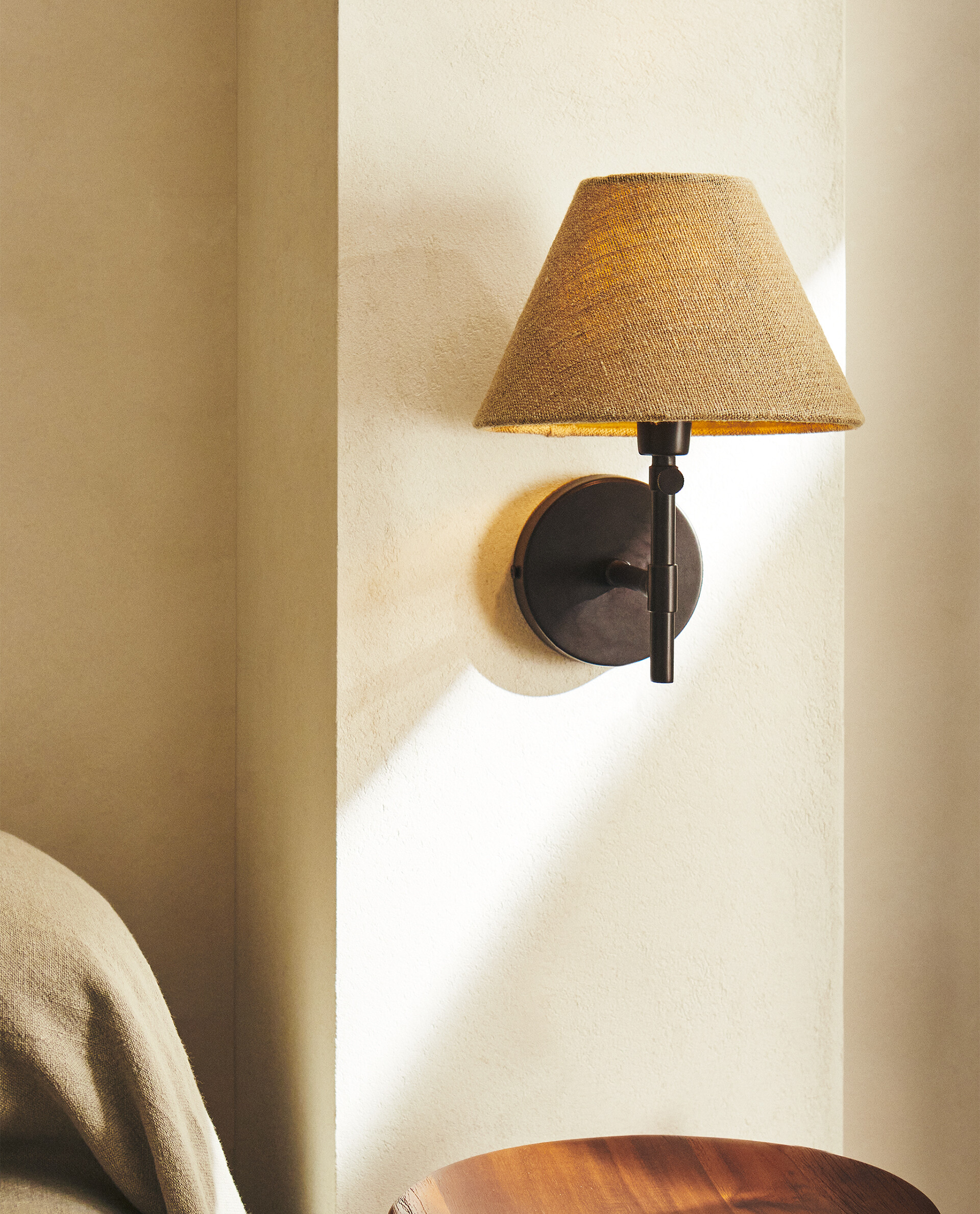 چراغ دیواری با آباژور کتانی برند زارا چراغ دیواری با آباژور کتانی برند زارا