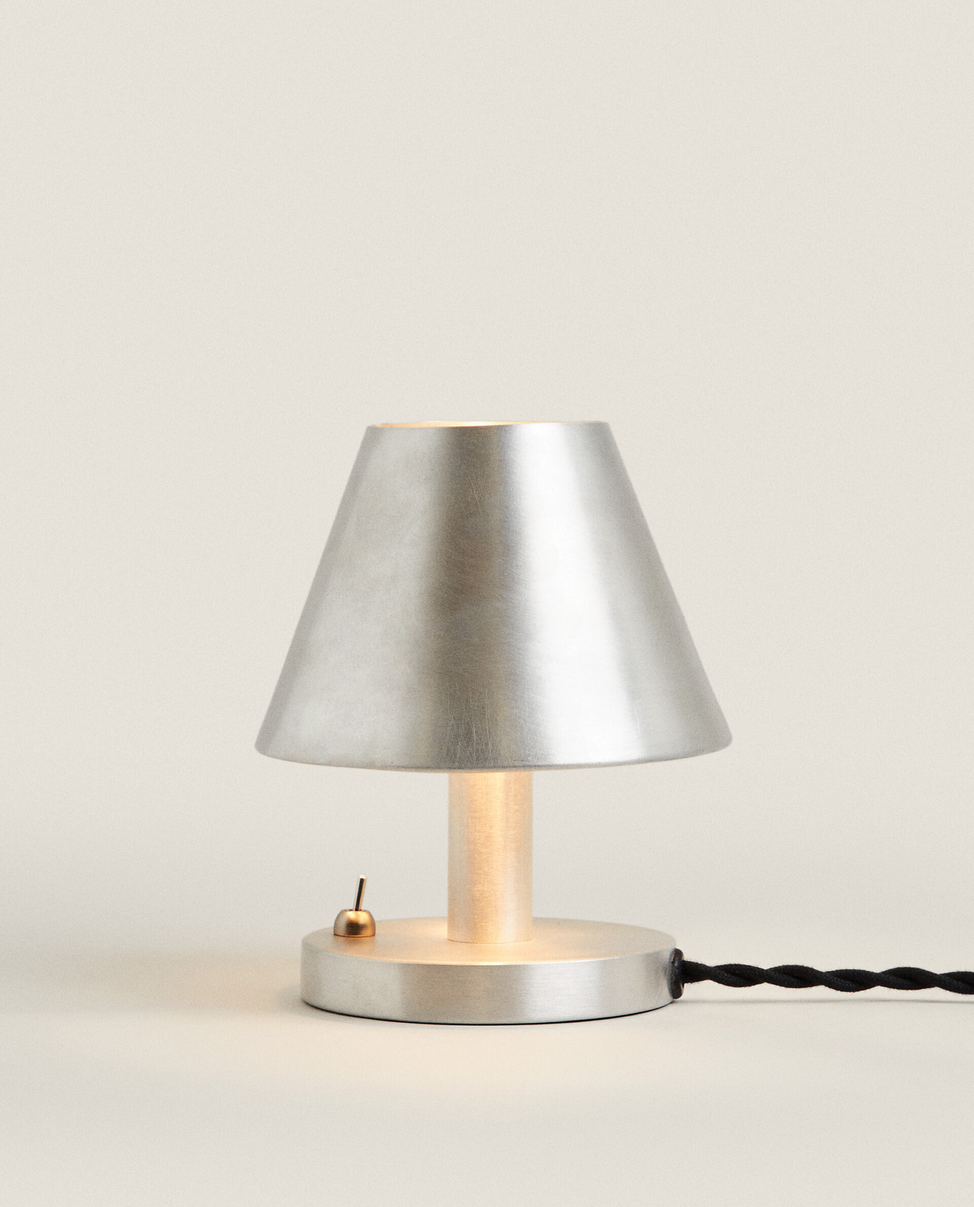 چراغ رومیزی فلزی زارا چراغ رومیزی فلزی زارا