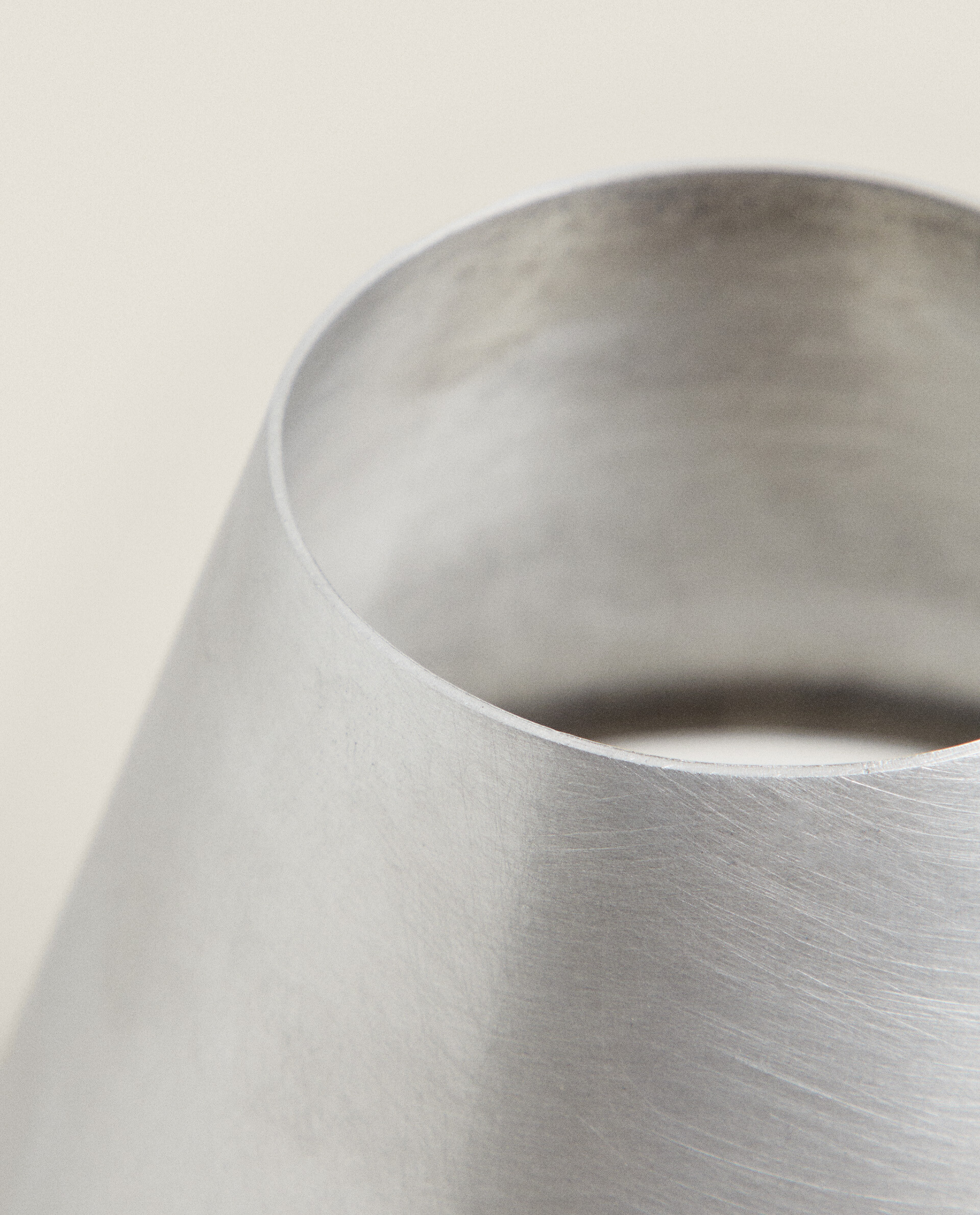 چراغ رومیزی فلزی زارا چراغ رومیزی فلزی زارا