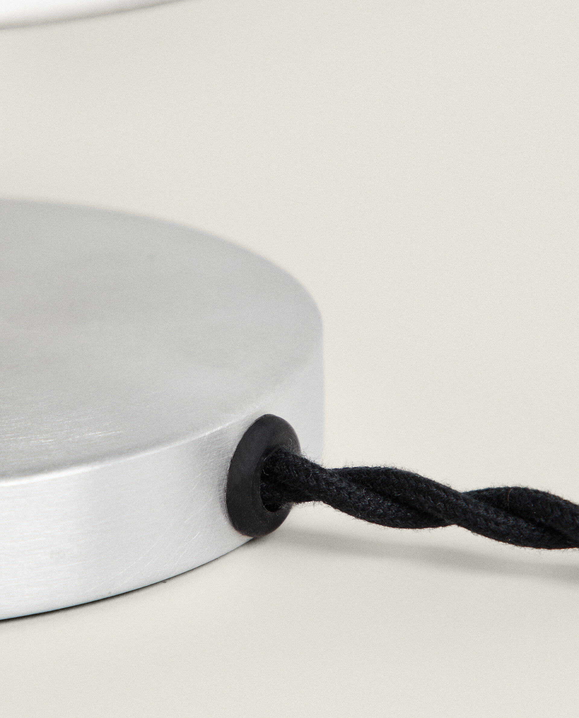 چراغ رومیزی فلزی زارا چراغ رومیزی فلزی زارا