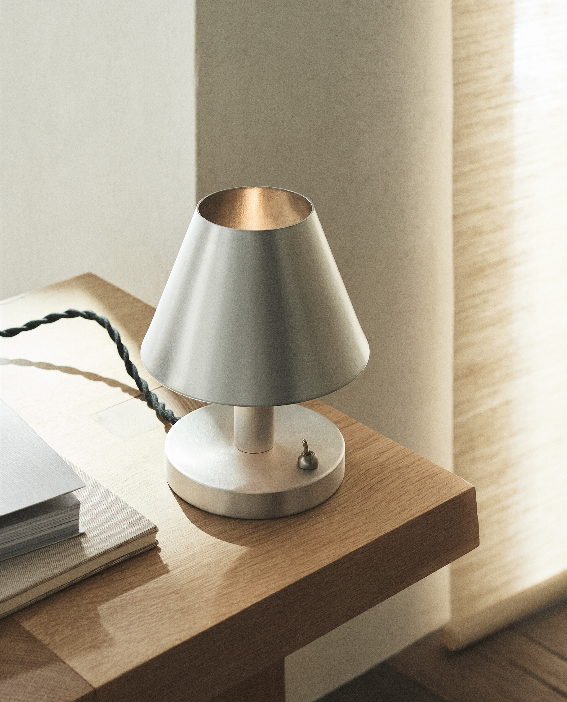 چراغ رومیزی فلزی زارا چراغ رومیزی فلزی زارا