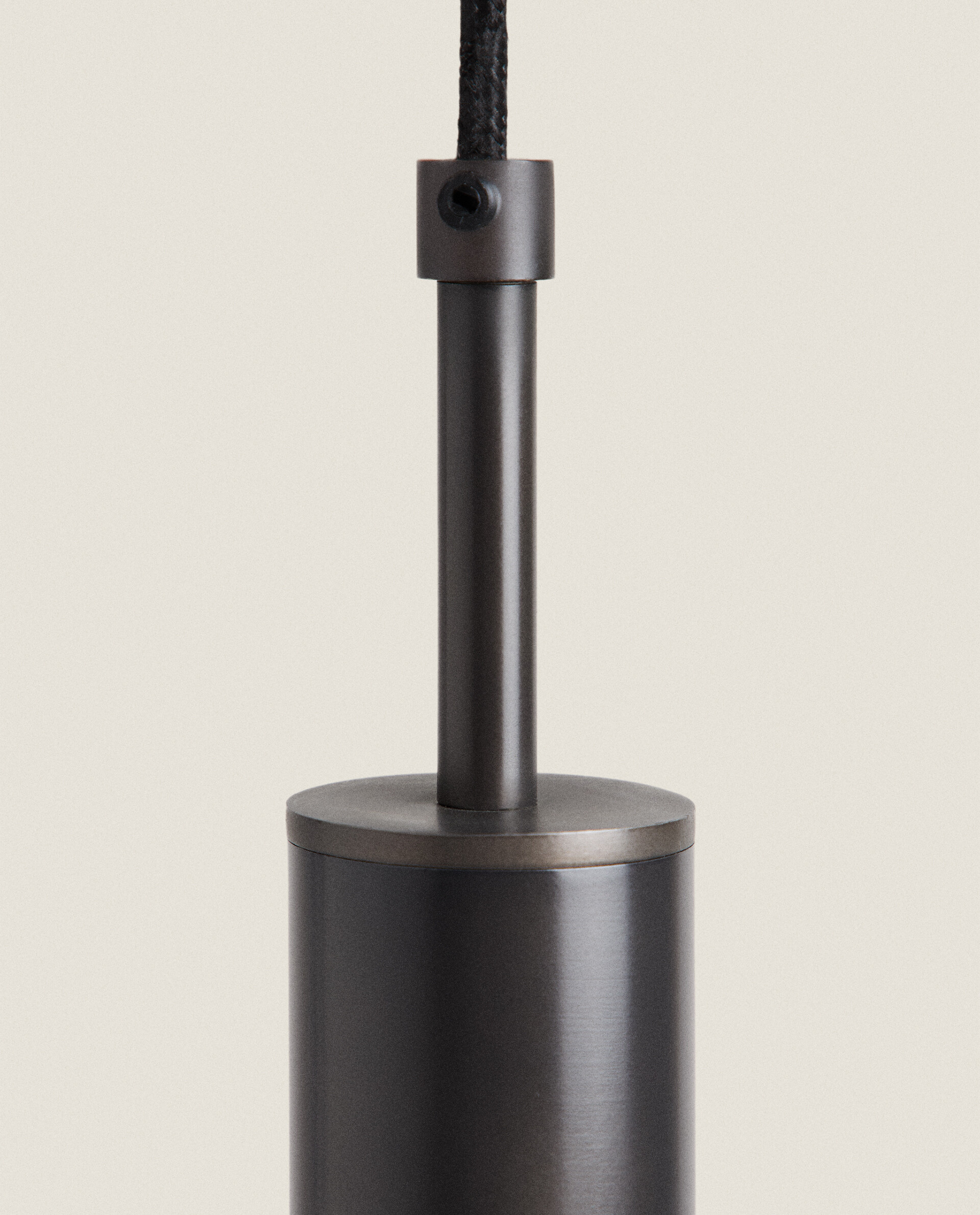 آویز سقفی استوانه ای زارا - مشکی آویز سقفی استوانه ای زارا - مشکی